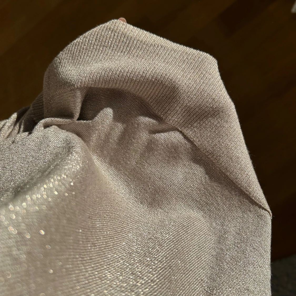 Beige glittrig tröja med v-ringning - 3