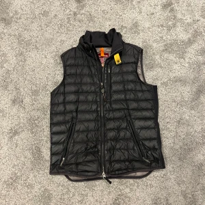 Parajumpers dunväst - Skick 8/10 | Västen har en dragkedja framtill och två fickor med dragkedjor. Den är lätt och perfekt för lager-på-lager under kyligare dagar | för frågor skriv!