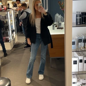 Blå bootcut jeans från Zara - Snygga blå bootcut low/midrise jeans från Zara! endast använda en gång så de är som nya! 💓