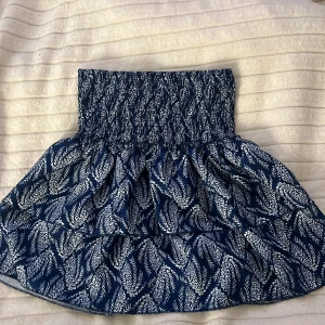 Blå mönstrad kjol - Jätte fin blå mönstrade kjol storlek M funkar för S och L säljer inte för lägre en 150