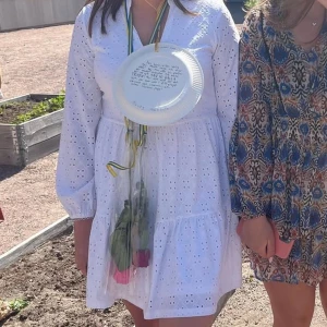 Vit klänning  - Använd 1 gång! Charmig vit klänning med broderad spets och v-ringning. Klänningen har långa ärmar och en luftig passform, perfekt för varma dagar. Den broderade spetsen ger en romantisk touch. 