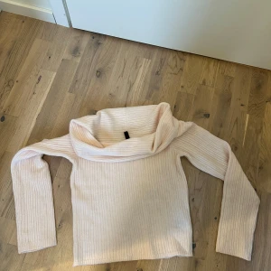 Ljusrosa ribbad tröja från Divided - Säljer en ljusrosa ribbad tröja från Divided. Tröjan har en bred krage och långa ärmar, perfekt för kyligare dagar. Den är mjuk och bekväm att bära. Passar bra till både jeans och kjol.