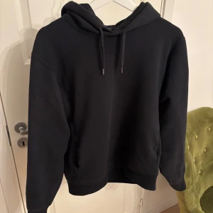 Uniqlo hoodie  - Säljer en väldigt fin uniqlo hoodie som är svart och i storlek s. Tröjan är i väldigt fint skick utan några som helst tecken av slitage. 