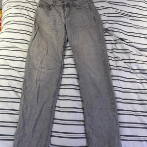 Grå jeans från Gina - Snygga grå jeans Gina perfect jeans i storlek 36. Straight leg jeans