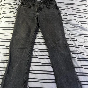 Svarta jeans från Zara - Snygga svarta jeans från Zara i storlek EUR 38. De har en klassisk femficksdesign och en bekväm passform. Perfekta för en stilren look.