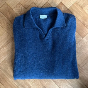 John Henric Kashmir Tröja - Säljer denna sjukt snygga John Henric Kashmir mix tröja i mycket bra skick. Storlek M. Skön mörkblå färg. Nypris ligger run 1500kr. Tveka inte på att höra av dig!