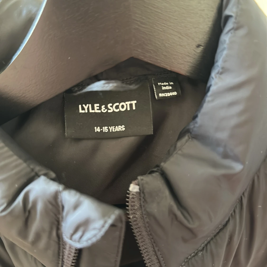 Svart dunväst från Lyle & Scott - 4