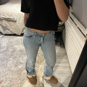 Ljusblå jeans från Neuw - Säljer ett par ljusblå jeans från NEUW. Knappt använda och jätte fina!💕  OBS! Det står storlek 25 men jag har vanligtvis storlek 36!                                      Säljs för 300+ frakt  men kan eventuellt sträcka mig till 250/220kr + frakt