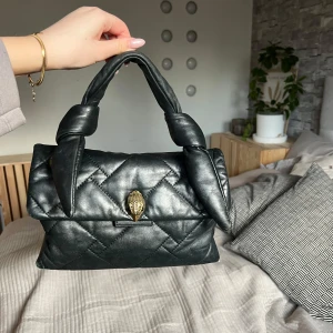 Kurt Geiger väska - Superfin väska men har tyvärr tröttnat 🫶🏼 det har slitningar, därav priset! Men defekterna är inget som fångar uppmärksamhet eller stör helheten <3