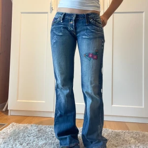 Blå jeans med broderade detaljer - Snygga blå, lågmidjade, bootcut  jeans med broderade blommor. ❤️skriv ifall ni vill ha mått!