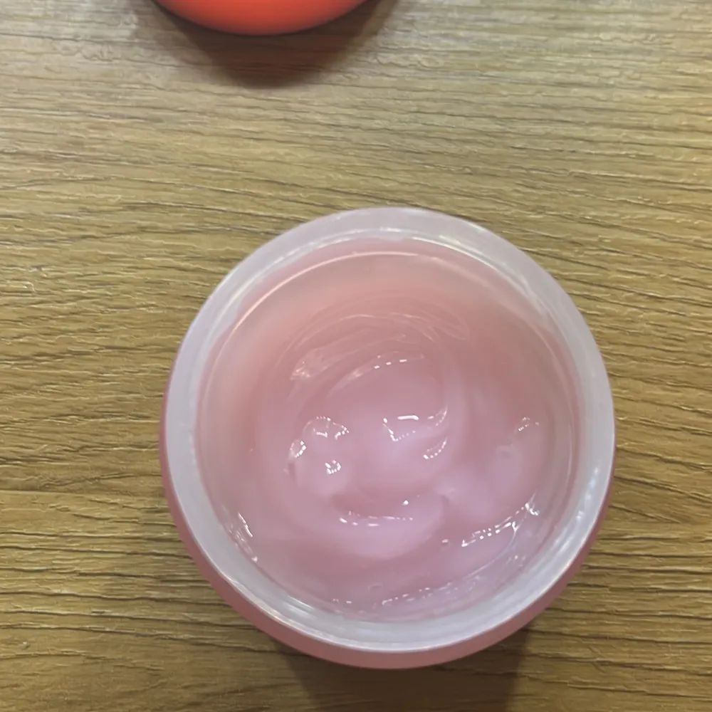 Fräsch och återfuktande gelkräm med doft av vattenmelon från Smuutis Skin-serie. Kommer i en söt burk med rosa och gröna toner som påminner om en vattenmelon. Perfekt för att ge huden en fuktboost och en fräsch känsla. Har bara testat den några gånger . Beauty.