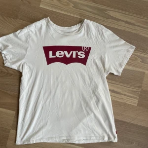 Vit t-shirt  - Vit Levis T-shirt. Har en pytteliten fläck under loggan, men syns knappt