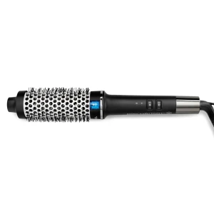 OBH NordicaBjörn Axén Tools Magic Style Brush 45 mm - Säljer en svart rundborste med värmefunktion, perfekt för att styla håret med volym och lockar. Borsten har en keramisk beläggning och flera temperaturinställningar för att passa olika hårtyper. Enkel att använda med en bekväm greppvänlig design. Perfekt för att skapa salongskänsla hemma.