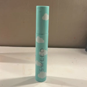 Mascara från Sweed - Snygg mascara från Sweed i en ljusblå förpackning med vita moln. Perfekt för att ge dina fransar volym och längd. Den stilrena designen gör den till ett måste i sminkväskan.