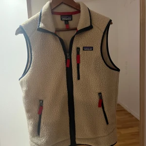 Beige fleeceväst från Patagonia - Säljer en beige fleeceväst från Patagonia med dragked. Dunder till våren och är inprincip oanvänd. 
