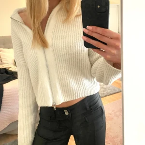 Stickad kofta - Säljer denna fina stickade kofta från bikbok! Fint skick och passar perfekt inför våren💘💘nypris 499kr