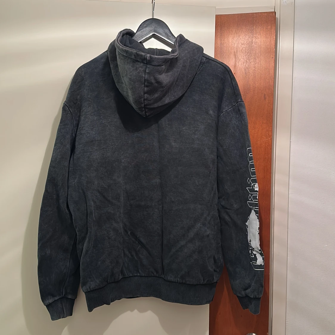 Grå huvtröja med tryck  - 1