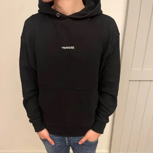 Zadig & Voltaire hoodie  - Säljer en svart hoodie från Zadig & Voltaire, med ”paradise” tryckt framtill och ett snyggt tryck på ryggen. Tidigare köpt på plick, bilderna är från den annonsen. Hör av dig för fler frågor!