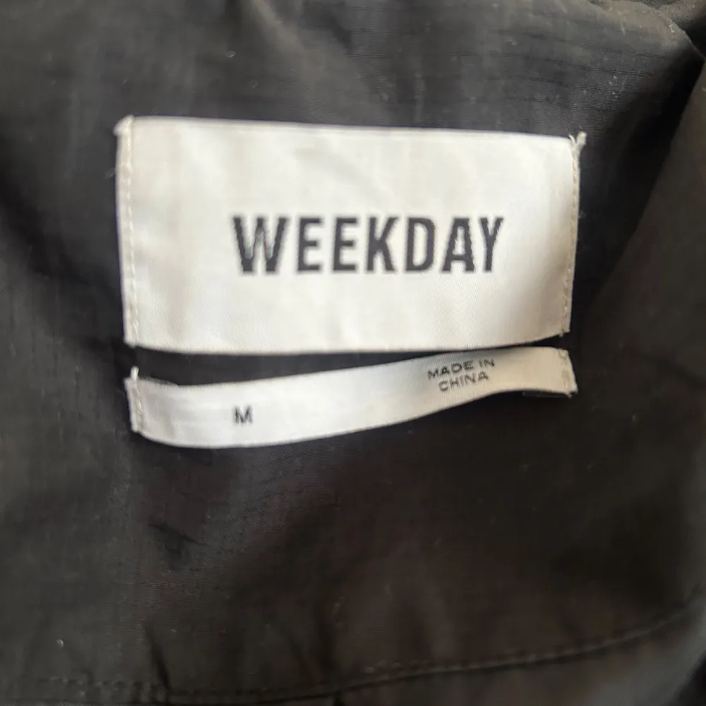 Säljer en svart pufferjacka från Weekday i storlek M. Jackan har en dragkedja framtill och är perfekt för kyligare dagar. Den är stilren och enkel att matcha med olika outfits.. Takit.