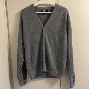 Finstickad kofta från Knights Bridge - Säljer min gamla kofta som tyvärr blivit för lite för mig. Där är tillverkad i 100% Dupont Orlon av ett kvalitetsmärke. Det står att det är storlek L men det är egentligen S, där den sitter jäkligt snyggt! Färgen är gråblå. Köpt för 500kr och säljer nu för halva priset, KÖÖP! Hoppas du gillar den, skriv vid minsta frågetecken! 