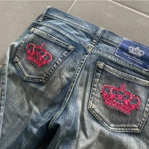 Blå jeans  - Säljer dessa snygga jeans ifrån victora beckham, säljer då de är för korta i benen på mig (är ungefär 174) skulle säga att storleken är W25/26, (återpublicerar dessa jeans igen eftersom att jag var osäker på om jag skulle sälja dem)