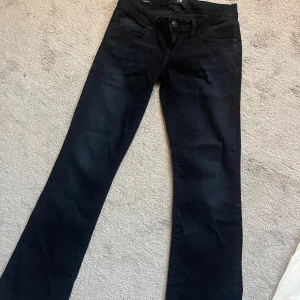 Valerie jeans ltb  - Säljer dessa superfina låga jeans som aldrig har kommit till användning, jag upplever dom förkorta på mig. Köptes för 800 och det ända som saknas är prislappen❣️