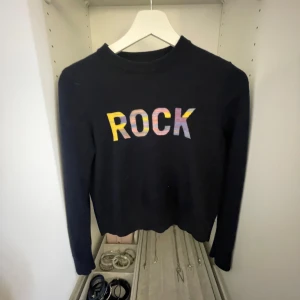 Svart tröja från Zadig & Voltaire med text - Snygg svart tröja från Zadig & Voltaire med färgglad text 'ROCK' på framsidan. Mycket bra skick och super snygg!