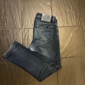 Blå jeans från Jacob Cohen - Snygga blå jeans från Jacob Cohen med klassisk femficksdesign i bra skick. Storleken är 31 och passar ungefär till dig runt 176-80cm🙌 Hör av dig vid frågor🤩NYPRIS :5399‼️ spara 80% 