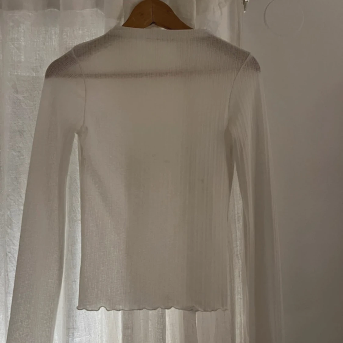 Vit ribbad / genomskinlig / spets långärmad topp