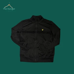 Lyle & Scott Tröja - Säljer denna snygga svarta Lyle & Scott tröjan i storlek L, knappt använd och bra skick. Säljer då den inte passar och inte kommer till användning.