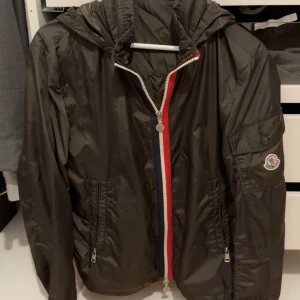 Moncler windbreaker  - Säljer en moncler windbreaker, väldigt bra skick köpt i höstas men säljs pga att den inte använts så mycket. Hör av er vid fler frågor. 