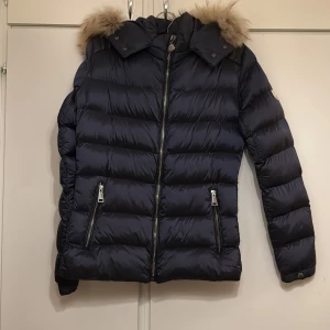 Marinblå jacka - Säljer min marinblå jacka med äkta päls som är i storlek xs-s där den kom bara 1-2 gångers användning.