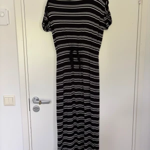 Klänning - Fin randig klänning som är i ett mycket bra skick 