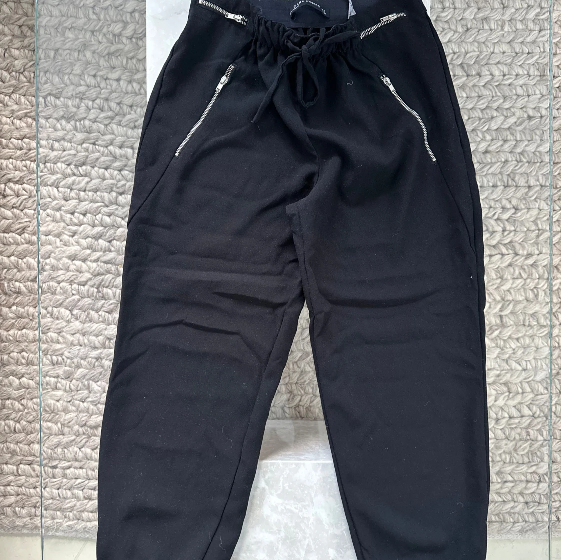 Svarta byxor med dragkedjor