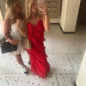 Röd långklänning med volanger - Säljer en röd långklänning med tunna axelband och v-ringning. Perfekt klänning till balen eller andra fina upplevelser / händelser❤️‍🔥❤️‍🔥❤️‍🔥