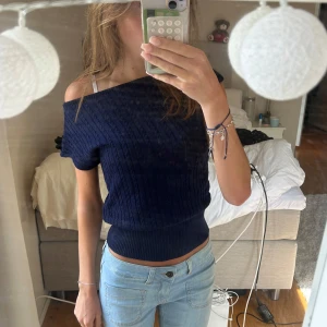 Mörkblå offshoulder stickad tröja - Säljer en mörkblå stickad tröja med korta ärmar och offshoulder-modell. Tröjan har ett kabelstickat mönster💕🤗