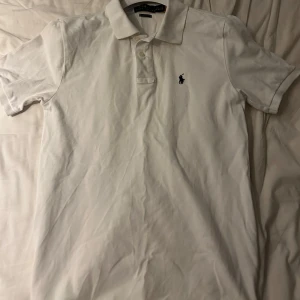Ralph lauren pike vit (L, 14-16) - Nypris 1000kr. Inga defekter alls, sjukt bra skick. Den är ostruken där den ser väldigt använd ut på bilderna. Men perfekt skick på den. Skriv privat för fler frågor 