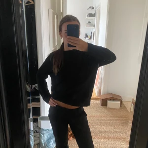 Svart stickad tröja från Zara - En svart stickad tröja från Zara med rund halsringning och långa ärmar. Enkel och clean design som är lätt att matcha med allt. Perfekt för lager-på-lager och chill dagar.