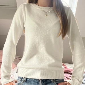 Vit stickad tröja - Fin vit stickad tröja. Säljer då den inte kommer till användning. Skriv privat för fler frågor/bilder💗💗