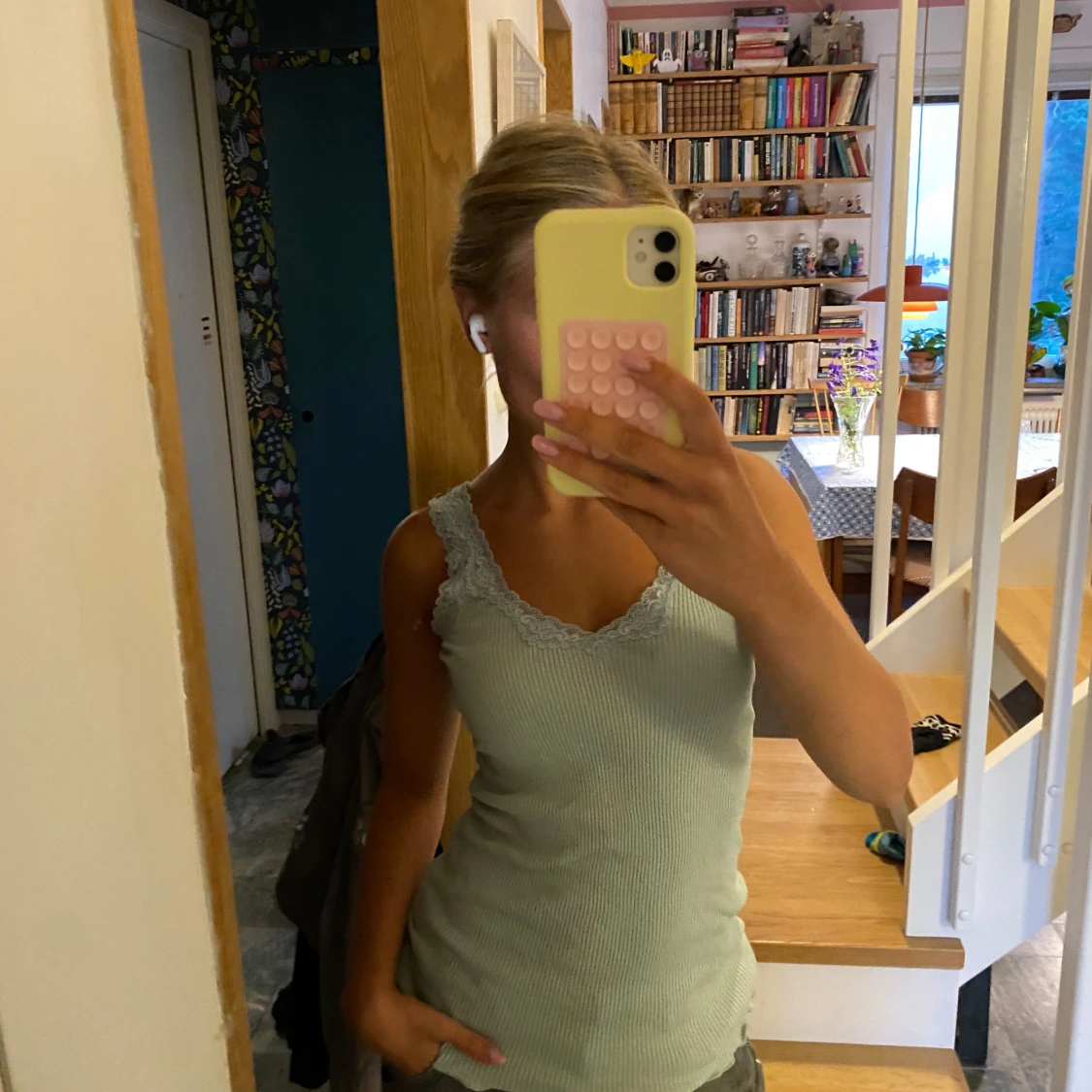 Ljusgrön ribbad linnetopp med spets - 3