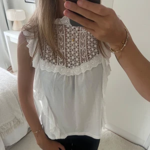 Vit volang topp - En super söt vit topp med volanger och spets framtill🩷