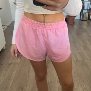 Träningsshorts - Rosa Träningsshorts med ficka på sidan