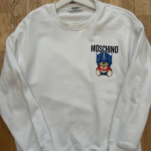 Moschino tröja -  Vit Moschino crewneck i storlek M men är liten i storlek så passar S