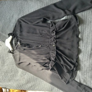 Svart blus - Fin blus från bikbok med knyt upptill.