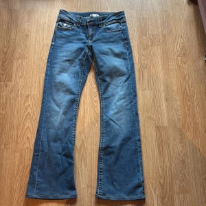 Blå bootcut jeans från Gina Tricot - Mörkblåa bootcut jeans från Gina tricot, knappt använda, uppsydda byxor i storlek 170 som passar mig som är 162. 