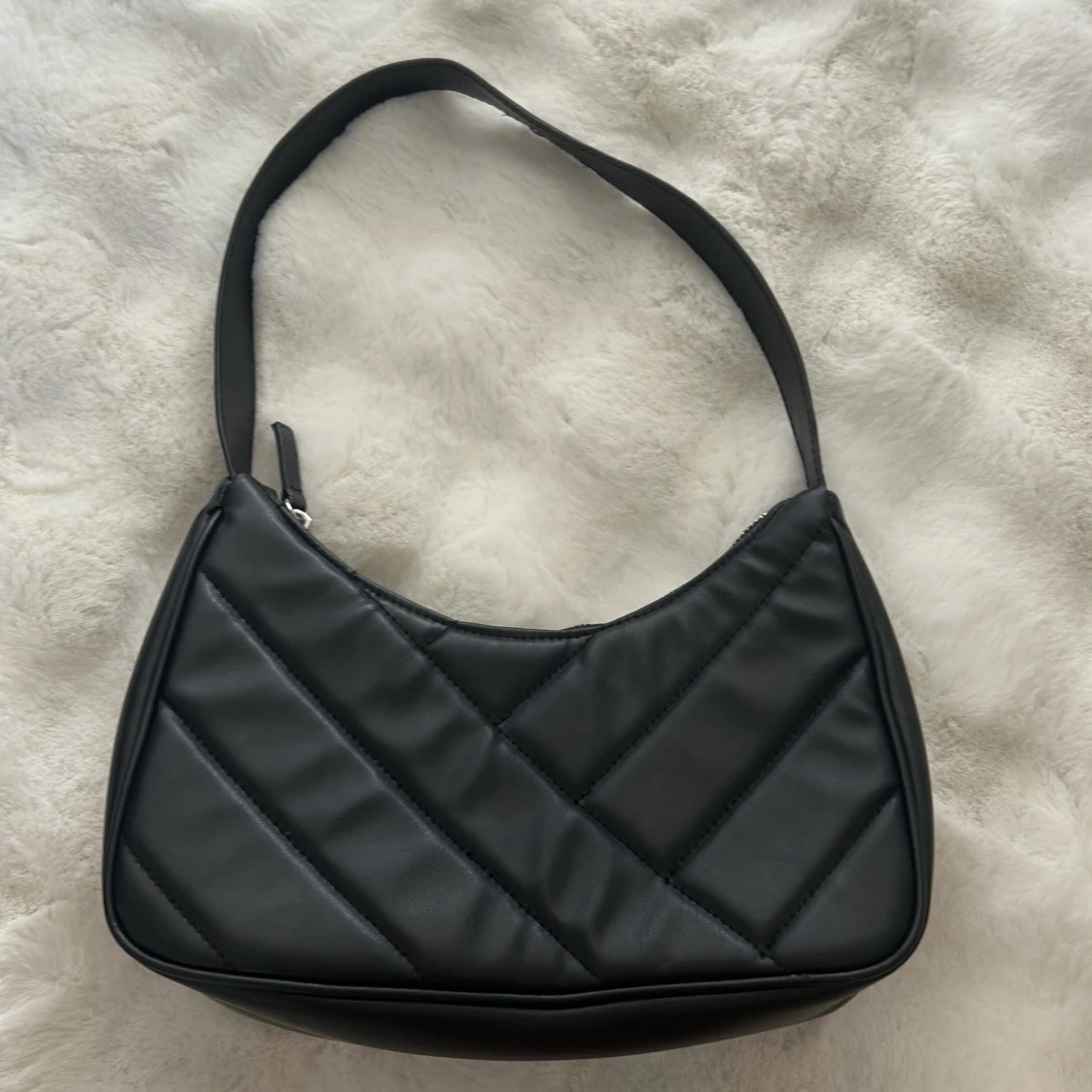 Svart quiltad axelväska från H&M - 1