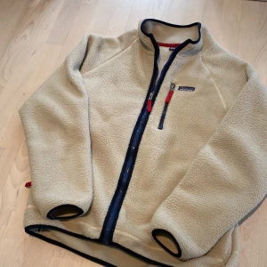 Patagonia - Säljer denna feta Patagonia fleece! Fleecen är i 10/10 skick och endast använd ett fåtal gånger. Svin fet Patagonia som passar till allt! #Patagonia #casual