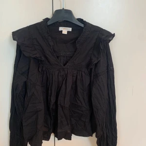 Fin blus - Superfin blus som tyvärr blivit för liten för mig. Den är långärmad med volang på axlarna. 