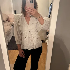 Söt broderad blus  - Söt blus. Lånade bilder!❣️❣️