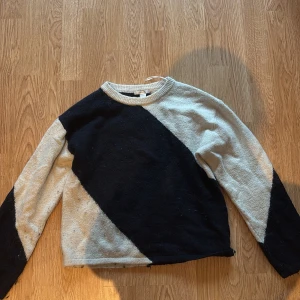 Marinblå och vit stickad tröja från Gina Tricot - Säljer en stickad tröja från Gina Tricot i storlek 170. Lite nopprig men annars i bra skick.